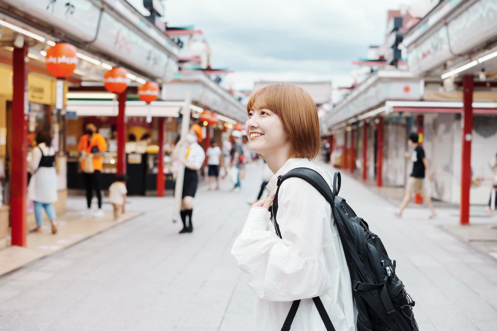 旅を楽しむ人の風景